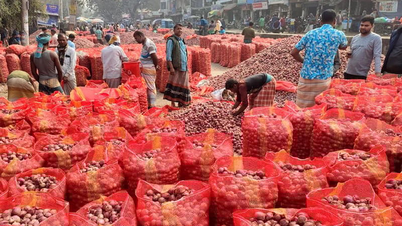 পেঁয়াজের ব্যাপক দরপতন, আমদানি সাময়িক বন্ধের দাবি কৃষকদের